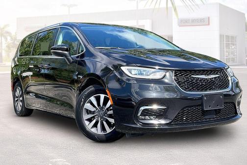 Brilliant Black Crystal Pearlcoat 2023 Chrysler Pacifica Hybrid Touring L