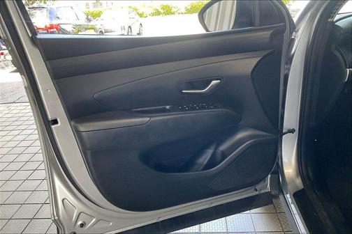 Shimmering Silver 2025 Hyundai TUCSON SE