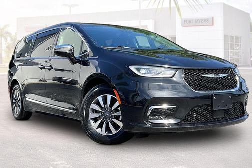 Brilliant Black Crystal Pearlcoat 2023 Chrysler Pacifica Hybrid Limited
