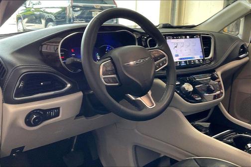 Brilliant Black Crystal Pearlcoat 2023 Chrysler Pacifica Hybrid Limited