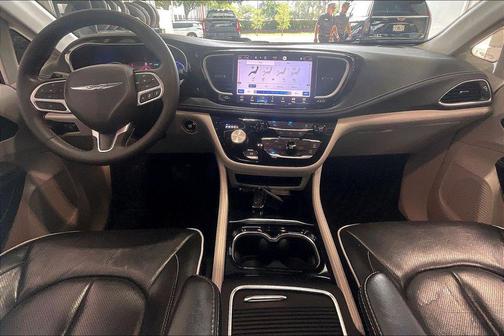 Brilliant Black Crystal Pearlcoat 2023 Chrysler Pacifica Hybrid Limited