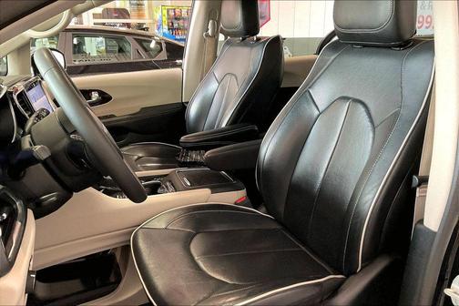 Brilliant Black Crystal Pearlcoat 2023 Chrysler Pacifica Hybrid Limited