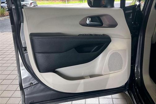 Granite Crystal Metallic Clearcoat 2023 Chrysler Voyager LX