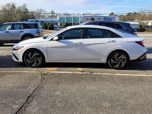 2025 Hyundai ELANTRA SEL