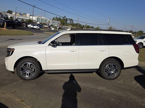 Star White Metallic Tri-Coat 2026 Ford Expedition Active