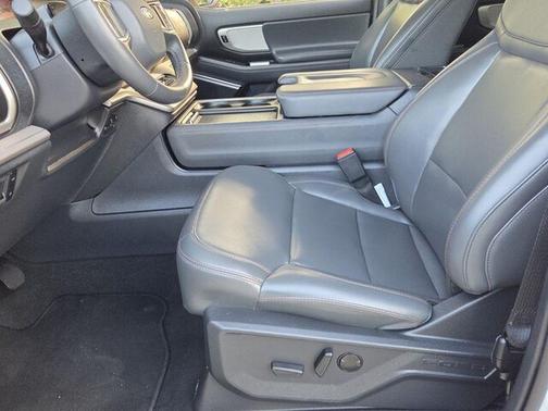 Oxford White 2025 Ford Expedition Active