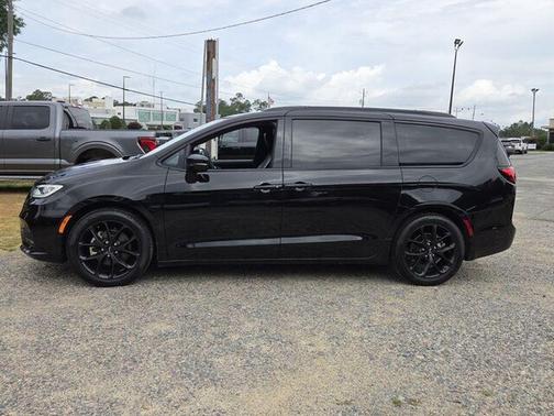 Diamond Black Crystal Pearlcoat 2024 Chrysler Pacifica Limited