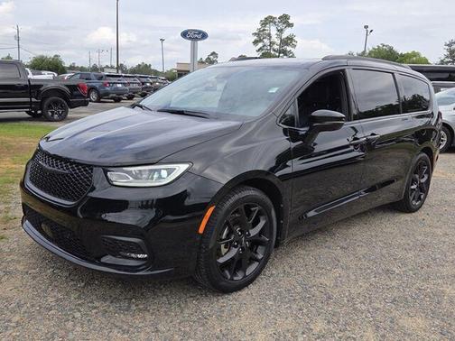 Diamond Black Crystal Pearlcoat 2024 Chrysler Pacifica Limited