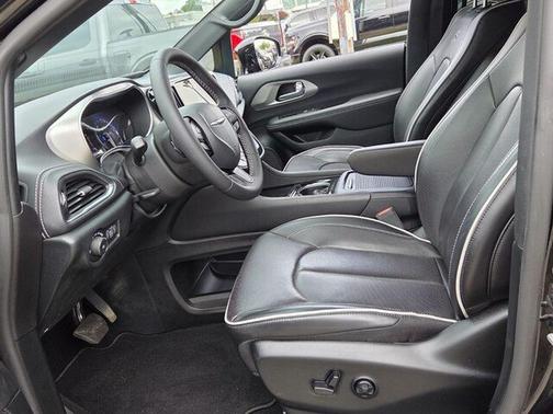 Diamond Black Crystal Pearlcoat 2024 Chrysler Pacifica Limited