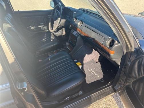 1985 Mercedes-Benz E-Class 300D