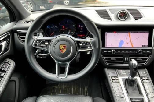 Photo 5 of 30 of 2021 Porsche Macan Base (PDK)