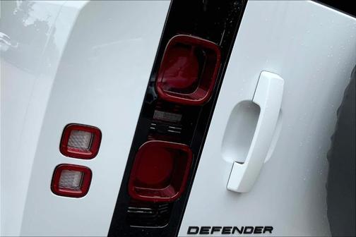 2024 Land Rover Defender P500 SE