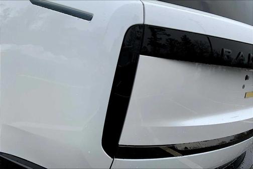 2025 Land Rover Range Rover P615 SV
