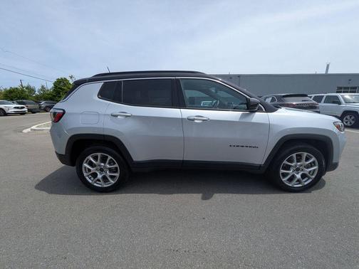 Silver Zynith Metallic Clearcoat 2025 Jeep Compass Limited