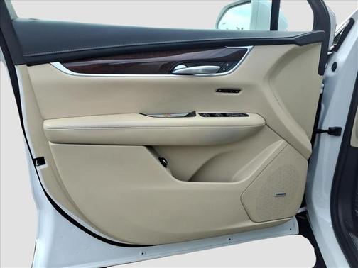 Crystal White Tri-Coat 2017 Cadillac XT5 Luxury