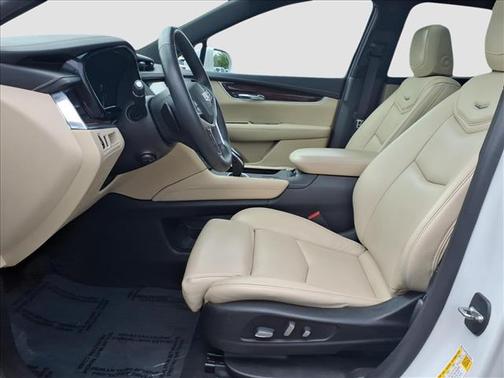 Crystal White Tri-Coat 2017 Cadillac XT5 Luxury