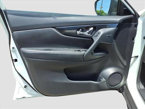 White 2020 Nissan Rogue SL