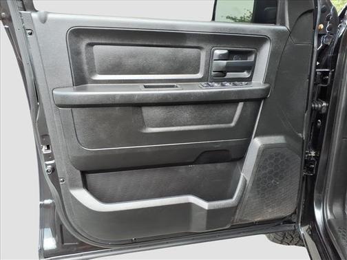Brilliant Black Crystal Pearlcoat 2019 RAM 1500 Classic Express