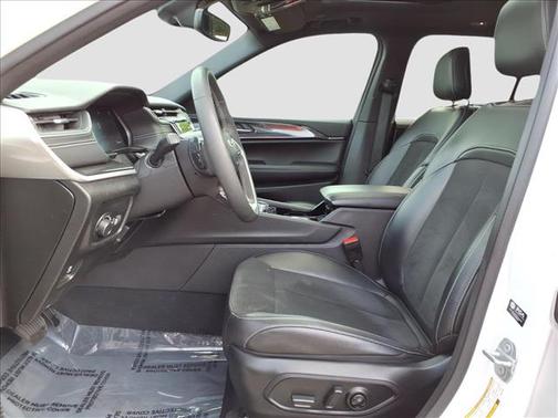 Bright White Clearcoat 2023 Jeep Grand Cherokee Altitude