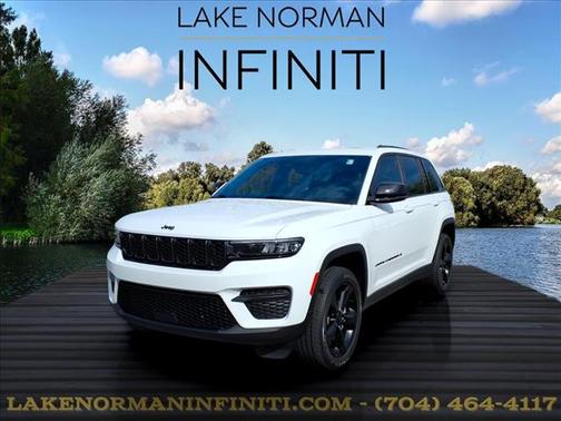 Bright White Clearcoat 2023 Jeep Grand Cherokee Altitude