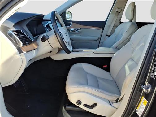 2022 Volvo XC90 T6 Momentum 6 Passenger