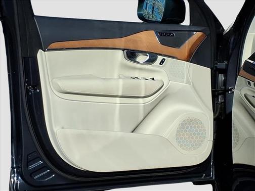 2022 Volvo XC90 T6 Momentum 6 Passenger