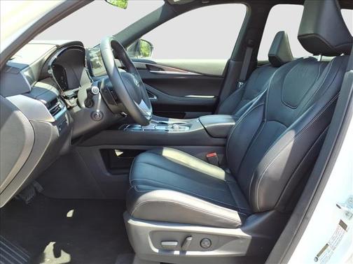 Majestic White 2025 INFINITI QX60 Luxe