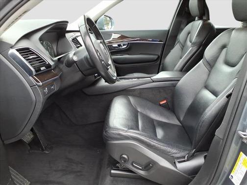 2016 Volvo XC90 T6 Momentum