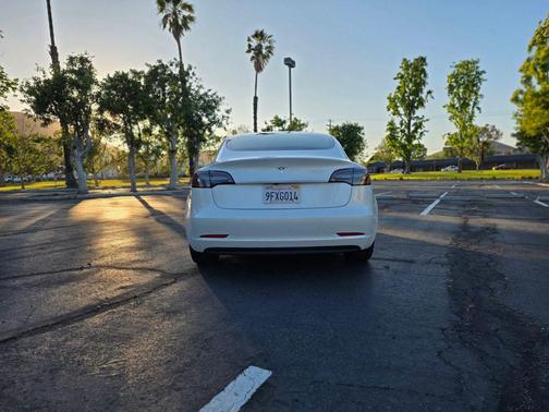Pearl White Multi-Coat 2019 Tesla Model 3 Mid Range