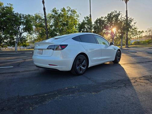 Pearl White Multi-Coat 2019 Tesla Model 3 Mid Range