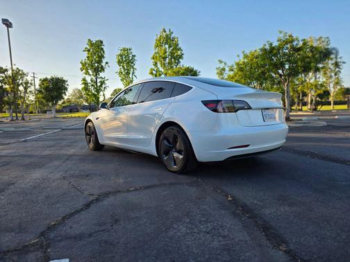 Pearl White Multi-Coat 2019 Tesla Model 3 Mid Range