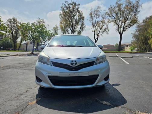 Classic Silver Metallic 2013 Toyota Yaris LE