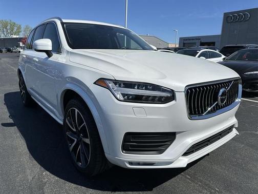 2022 Volvo XC90 T6 Momentum