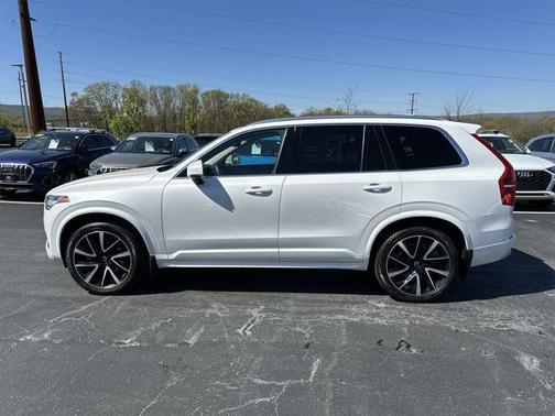 2022 Volvo XC90 T6 Momentum