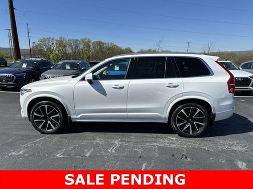 2022 Volvo XC90 T6 Momentum