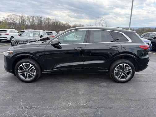 Mythos Black Metallic 2025 Audi Q5 Premium TFSI quattro S tronic