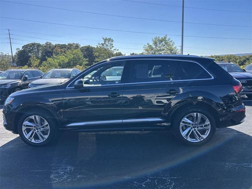 2023 Audi Q7 45 Premium