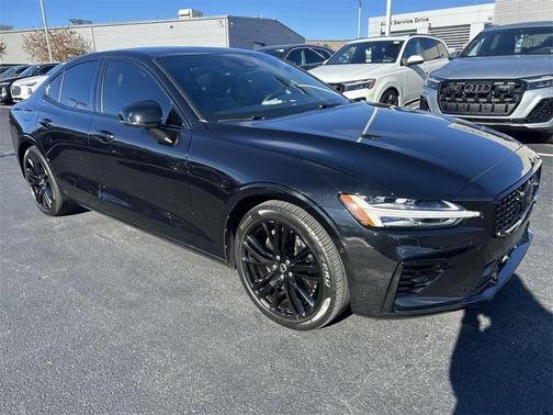2023 Volvo S60 Recharge Plug-In Hybrid T8 Ultimate Black Edition