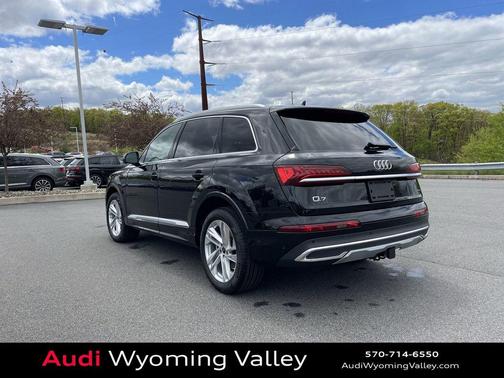Mythos Black Metallic 2023 Audi Q7 45 Premium