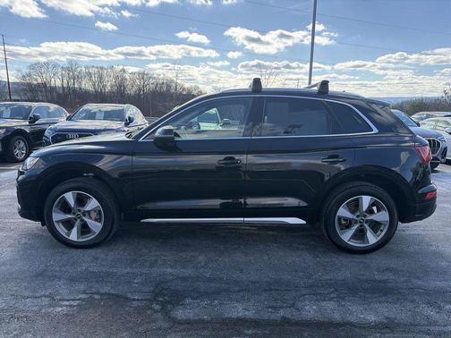 Mythos Black Metallic 2023 Audi Q5 40 Premium Plus