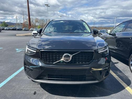 Onyx Black Metallic 2025 Volvo XC40 B5 Plus Dark Theme