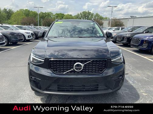 Onyx Black Metallic 2025 Volvo XC40 B5 Plus Dark Theme