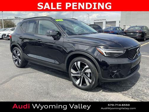Onyx Black Metallic 2025 Volvo XC40 B5 Plus Dark Theme