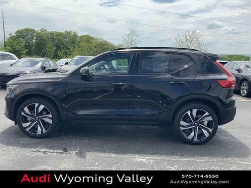 Onyx Black Metallic 2025 Volvo XC40 B5 Plus Dark Theme