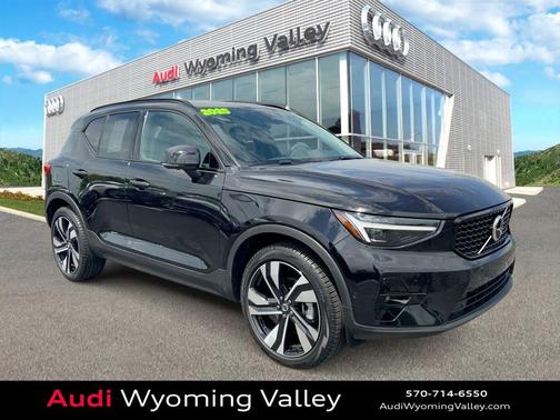 Onyx Black Metallic 2025 Volvo XC40 B5 Plus Dark Theme
