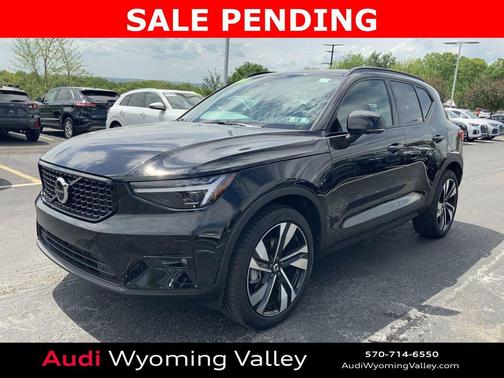 Onyx Black Metallic 2025 Volvo XC40 B5 Plus Dark Theme