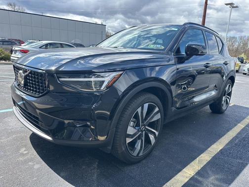 Onyx Black Metallic 2025 Volvo XC40 B5 Plus Dark Theme