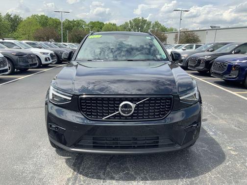 Onyx Black Metallic 2025 Volvo XC40 B5 Plus Dark Theme