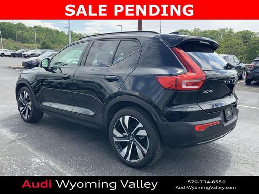 Onyx Black Metallic 2025 Volvo XC40 B5 Plus Dark Theme