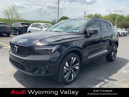 Onyx Black Metallic 2025 Volvo XC40 B5 Plus Dark Theme